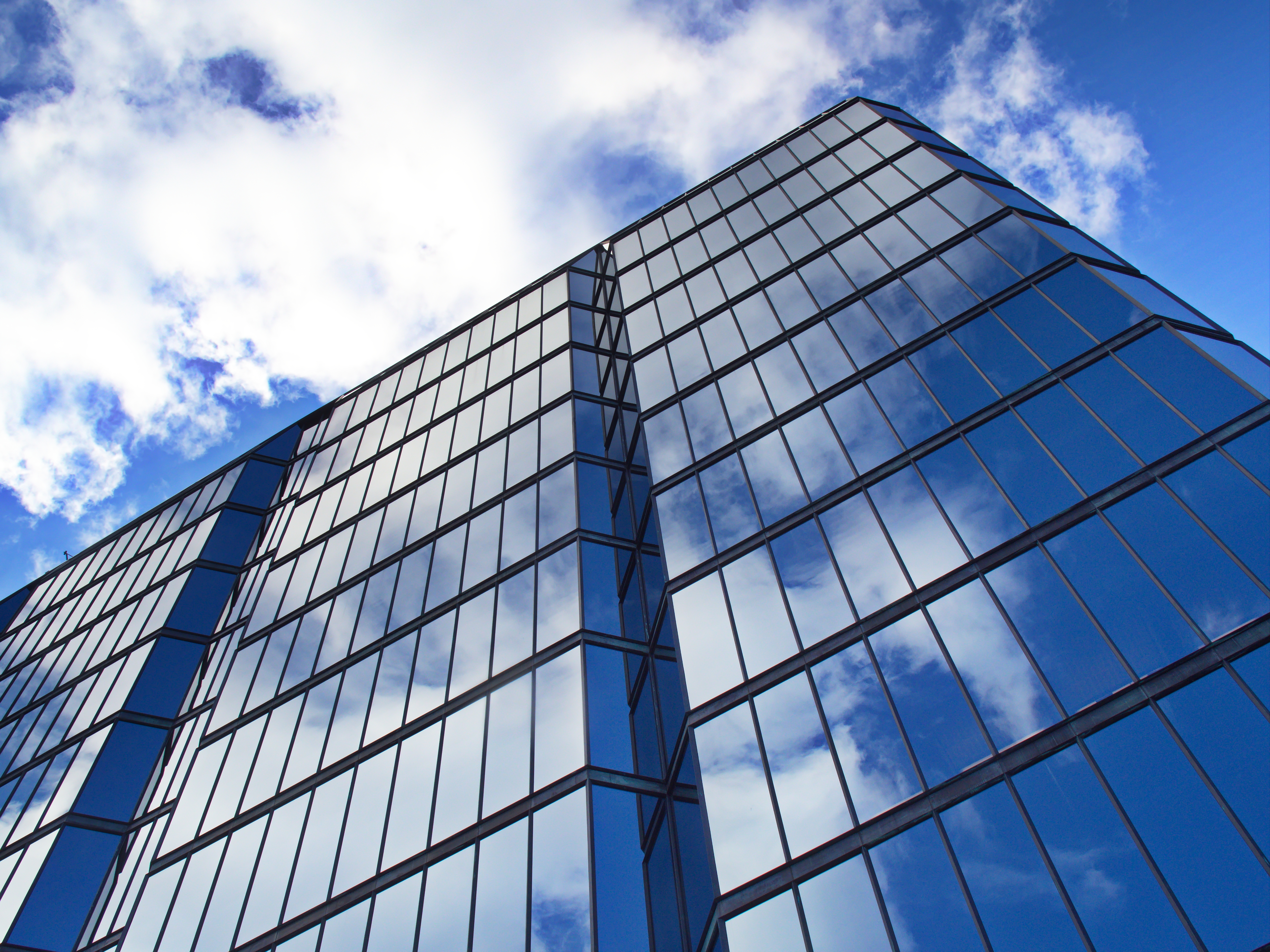 Edificio con ventanas tipo espejo